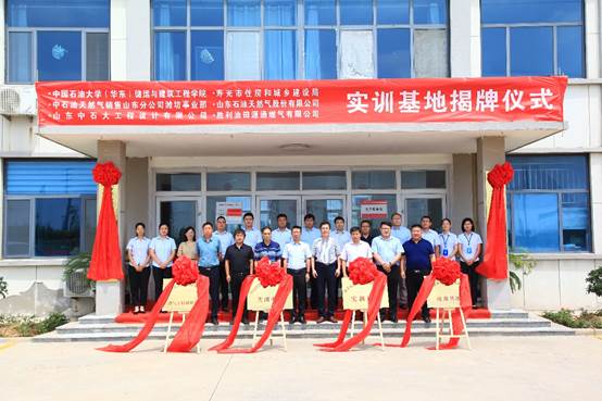 一群人站在建筑前  描述已自动生成