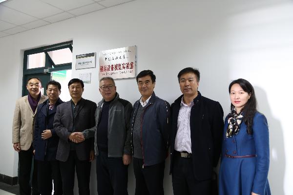 王瑞和副校长与唐炳文一行为联合实验室揭牌 郑健摄影
