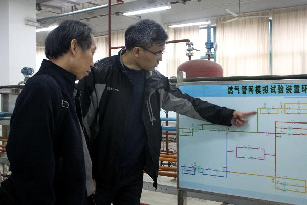 本科教学审核评估参观实验室